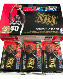 Pack NBA Hoops 1993-1994: Cartas de estrellas como Robinson, Shaq y más. Incluye tarjeta 5to Aniversario con sello dorado. ¡Colecciona historia!