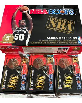 Pack NBA Hoops 1993-1994: Cartas de estrellas como Robinson, Shaq y más. Incluye tarjeta 5to Aniversario con sello dorado. ¡Colecciona historia!