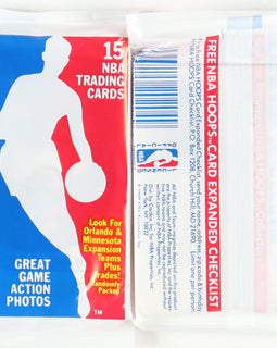 Paquete de cartas NBA Hoops 1989: Encuentra estrellas como Jordan y rookies como Rice. Ideal para coleccionistas y fans del baloncesto.