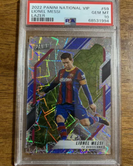 Tarjeta 2022 Panini National VIP Lionel Messi Lazer PSA 10, una joya para coleccionistas de fútbol.